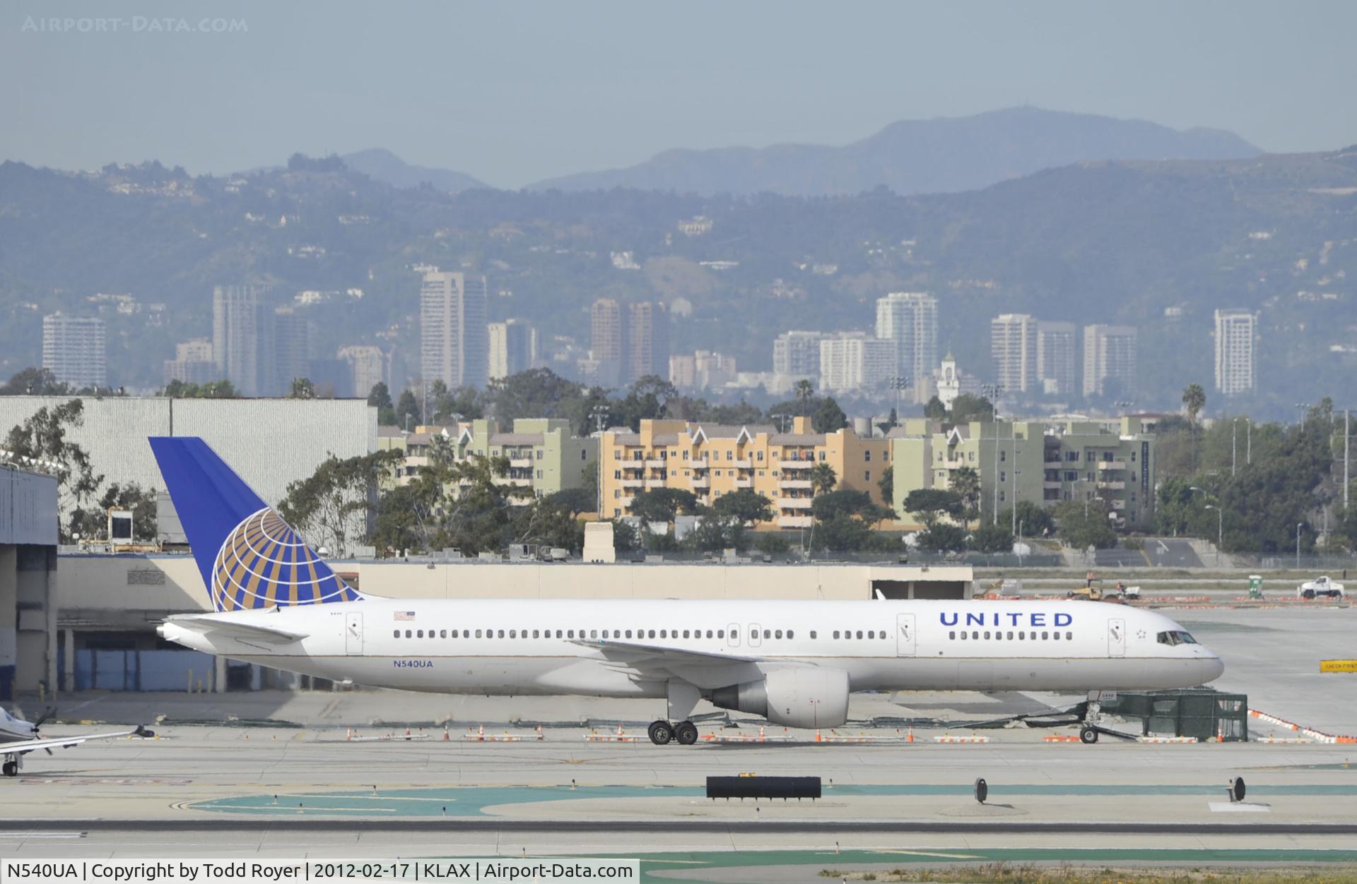 N540UA, 1991 Boeing 757-222 C/N 25252, Taxiing to gate