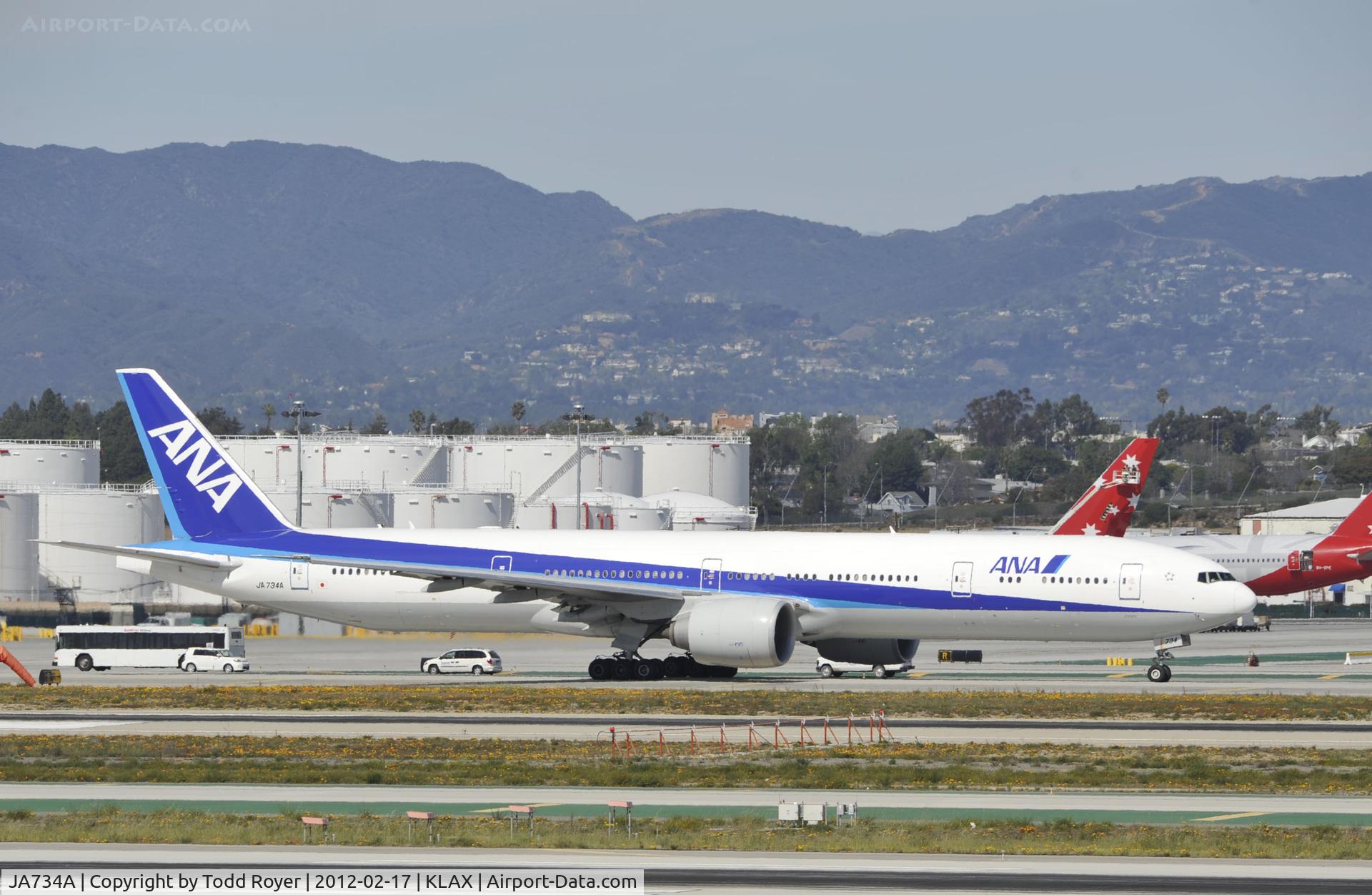 JA734A, 2006 Boeing 777-381/ER C/N 32649, Taxiing for departure