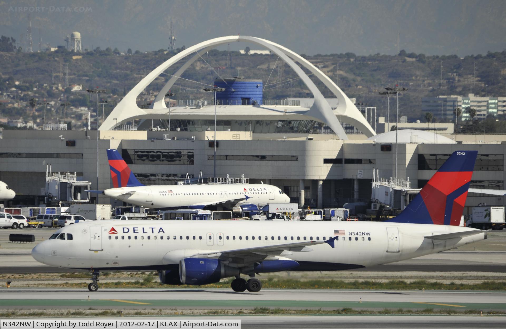 N342NW, 1993 Airbus A320-212 C/N 381, Arrived at LAX on 25L