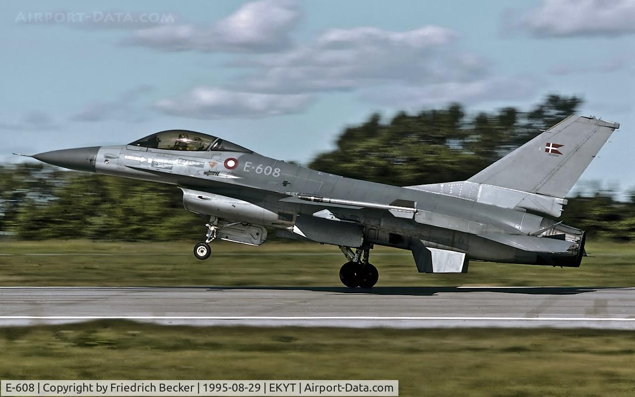 E-608, 1980 General Dynamics F-16AM C/N 6F-43, touchdown at Aalborg AB
