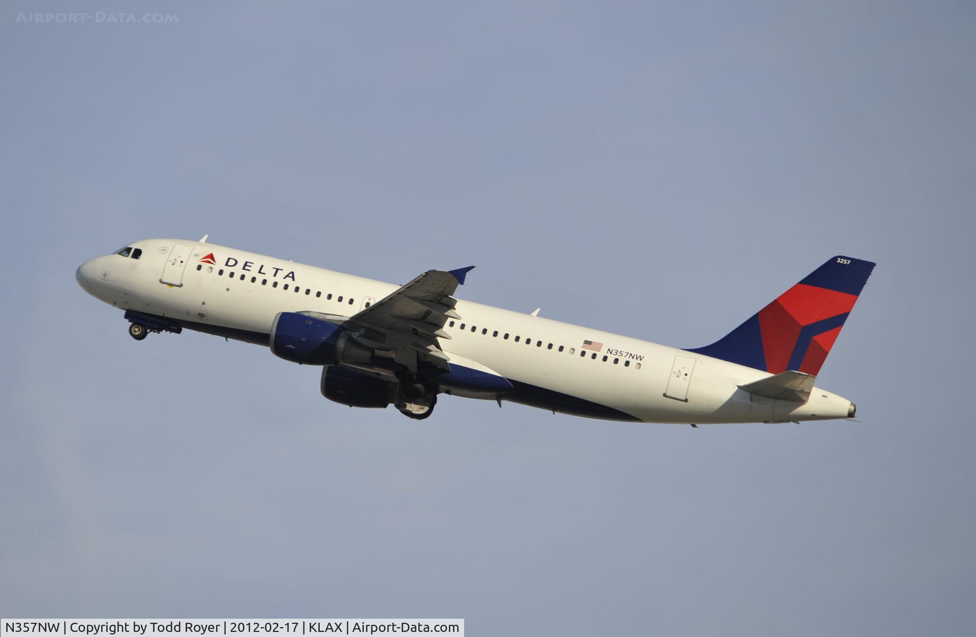 N357NW, 1998 Airbus A320-212 C/N 830, Departing LAX on 25R