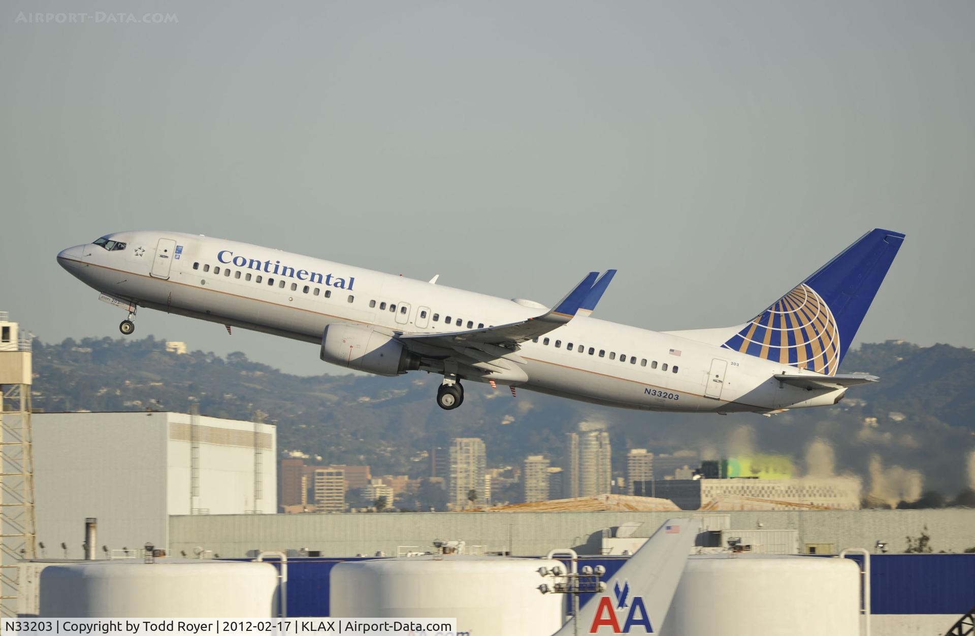 N33203, 2000 Boeing 737-824 C/N 30613, Departing LAX on 25R