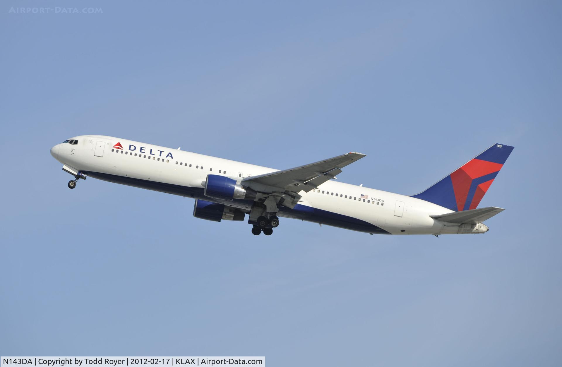 N143DA, 1998 Boeing 767-332 C/N 25991, Departing LAX on 25R