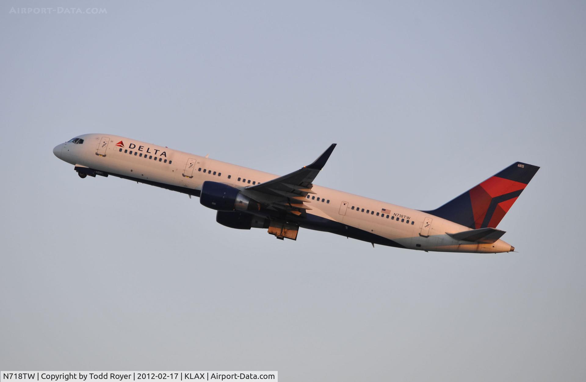 N718TW, 1999 Boeing 757-231 C/N 28486, Departing LAX on 25R