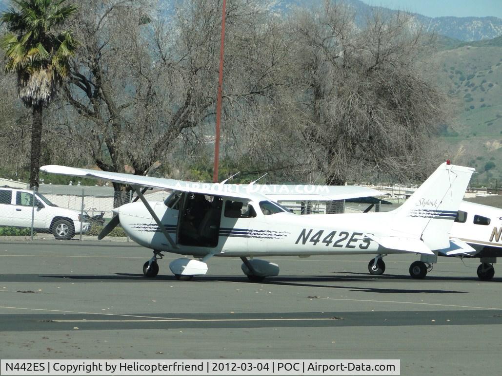 N442ES, 1998 Cessna 172R C/N 17280350, Appears to be loading up and getting ready to leave