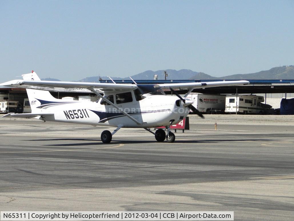 N65311, 2004 Cessna 172S C/N 172S9695, Taxiing back to area north of Maniac Mike's Cafe to drop off passengers