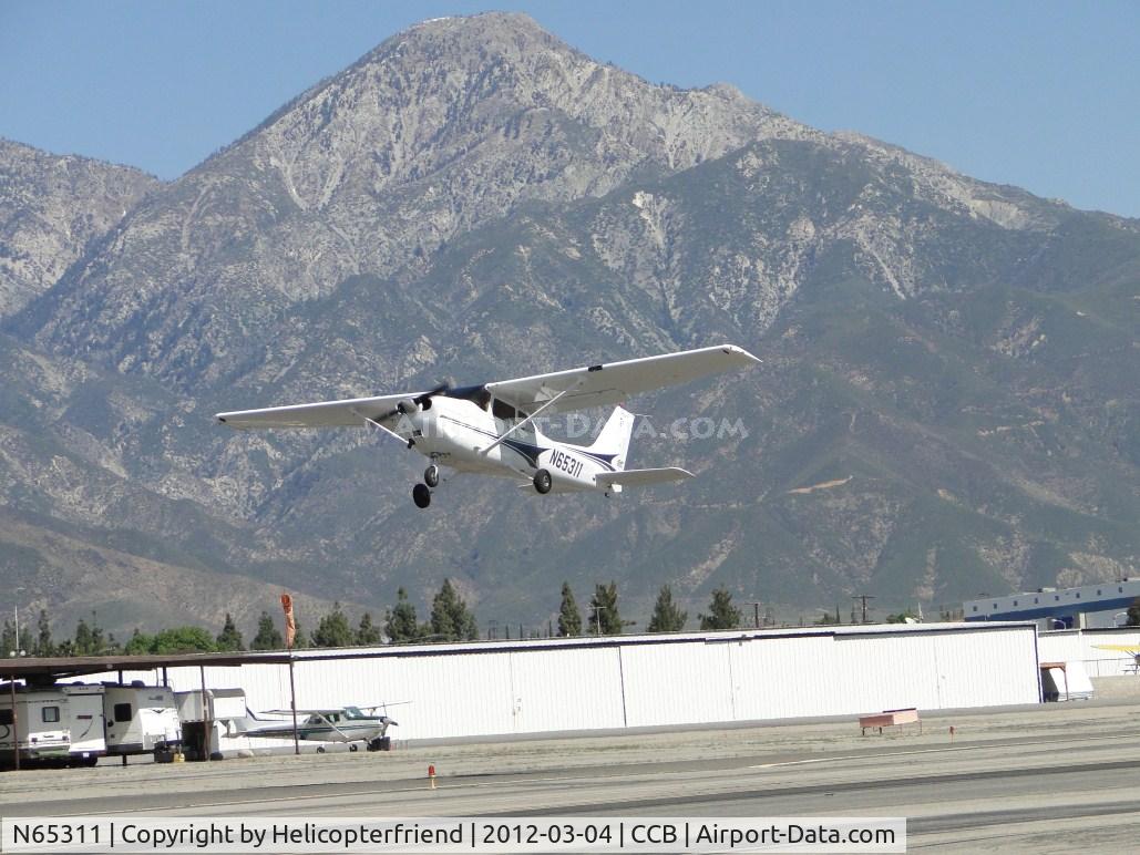 N65311, 2004 Cessna 172S C/N 172S9695, Taking off westbound after dropping off passengers