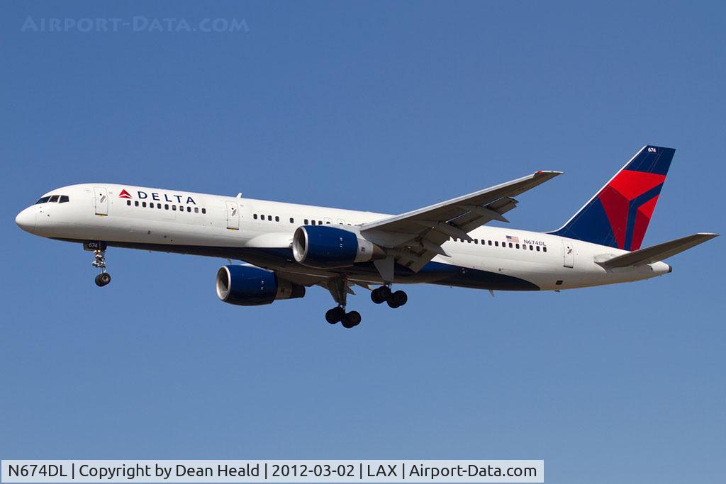 N674DL, 1992 Boeing 757-232 C/N 25979, Delta Air Lines N674DL (FLT DAL1554) from Hartsfield-Jackson Int'l (KATL) on short final to RWY 25L.