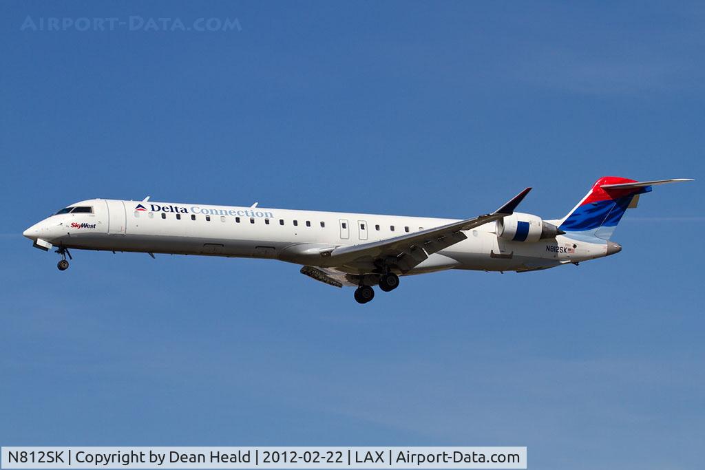 N812SK, 2006 Bombardier CRJ-900ER (CL-600-2D24) C/N 15098, Delta Connection (SkyWest Airlines) N812SK  (FLT SKW4817) from Las Vegas McCarran Int'l (KLAS) on short final to RWY 25L.