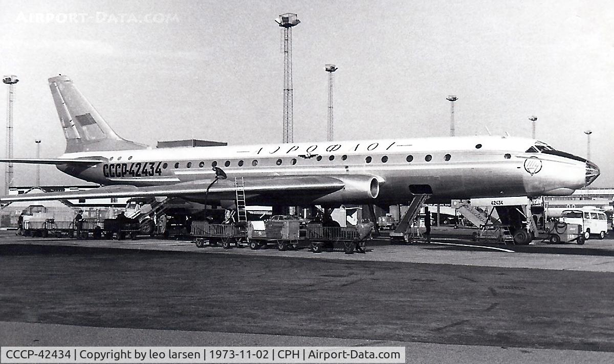 CCCP-42434, 1959 Tupolev Tu-104B C/N 920801, Copenhagen Kastrup 2.11.73