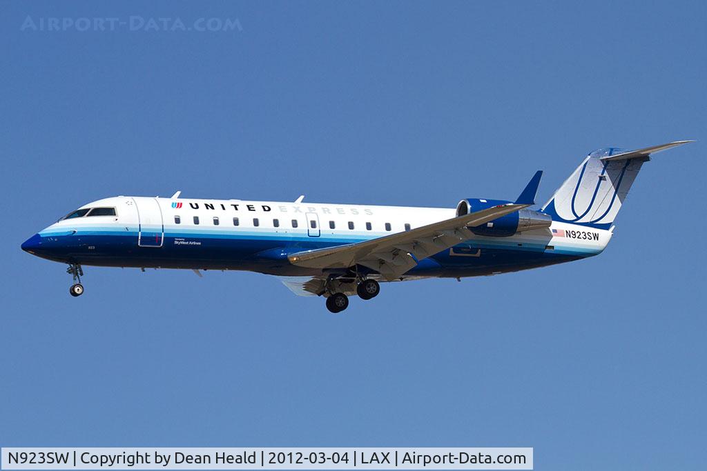 N923SW, 2002 Bombardier CRJ-200LR (CL-600-2B19) C/N 7664, United Express (SkyWest Airlines) N923SW (FLT SKW5304) from Albuquerque Int'l Sunport (KABQ) on short final to RWY 25L.