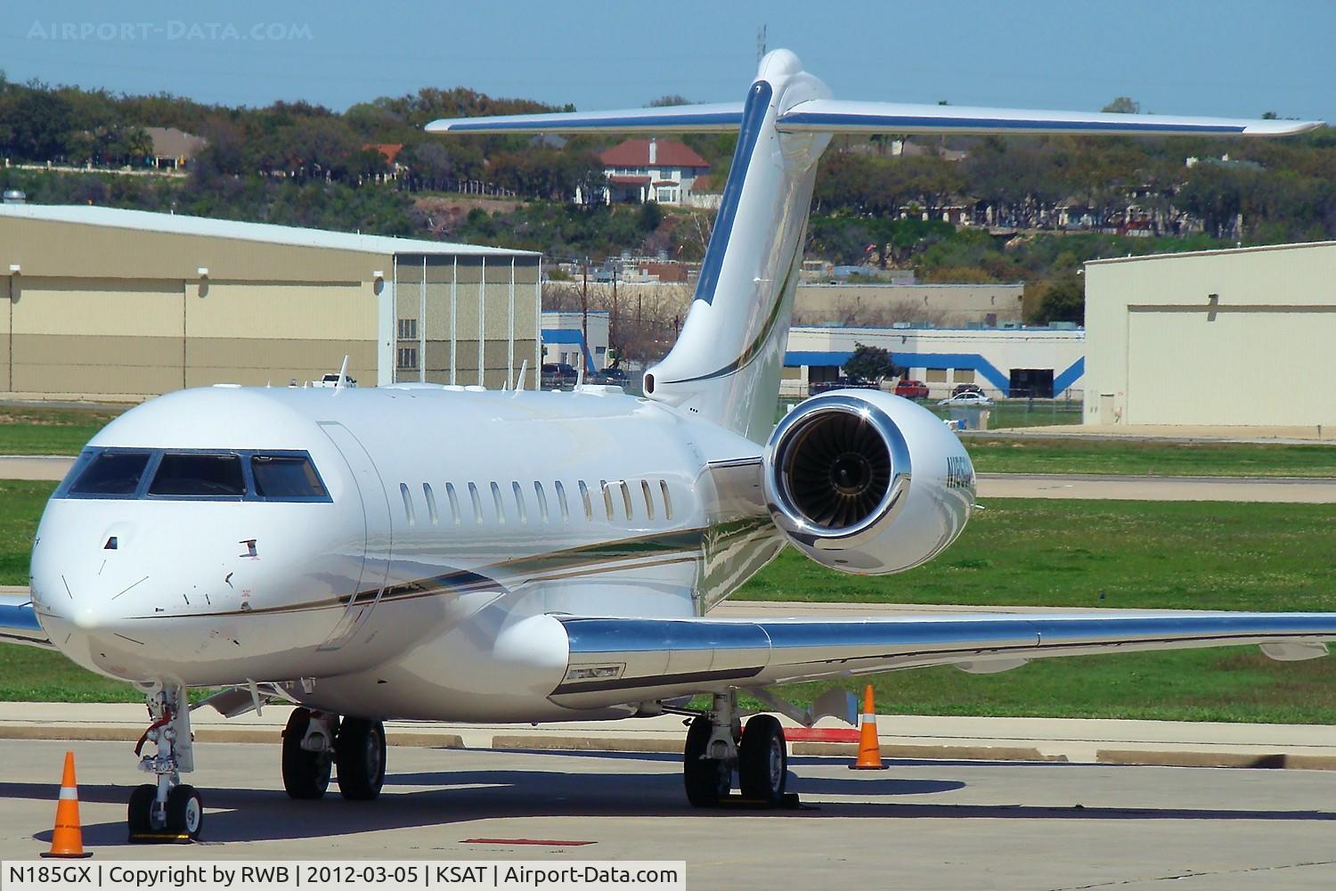 N185GX, 2005 Bombardier BD-700-1A10 Global Express C/N 9185, Parked