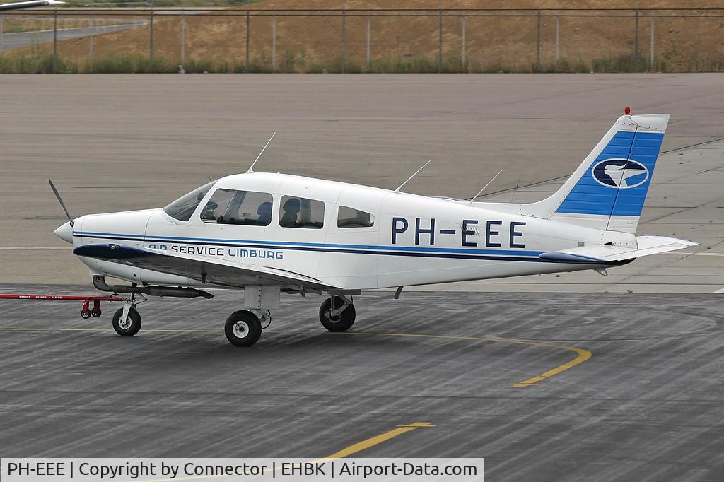 PH-EEE, Piper PA-28-161 C/N 28-8316088, Being pushed into the hangar.