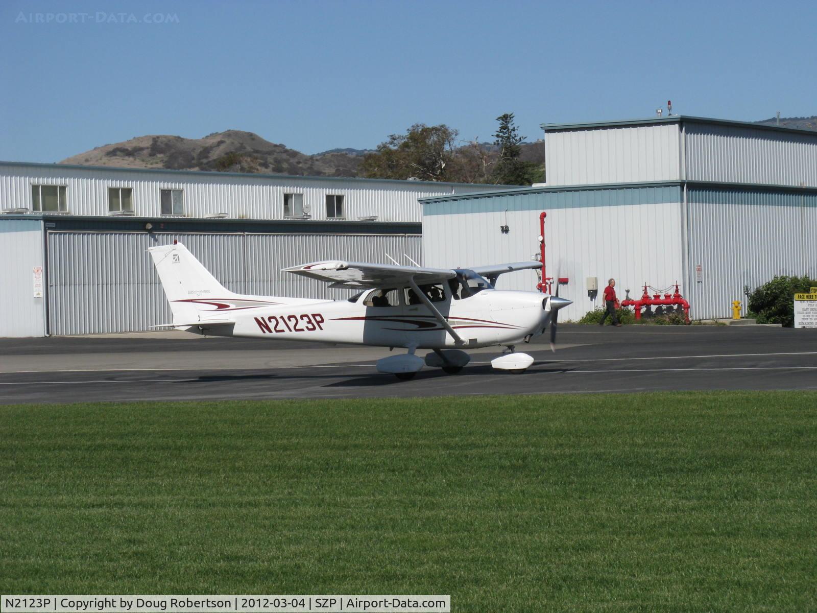 N2123P, 2005 Cessna 172S C/N 172S10000, 2005 Cessna 172S SKYHAWK SP, Lycoming IO-360-L2A 180 Hp, takeoff roll Rwy 04