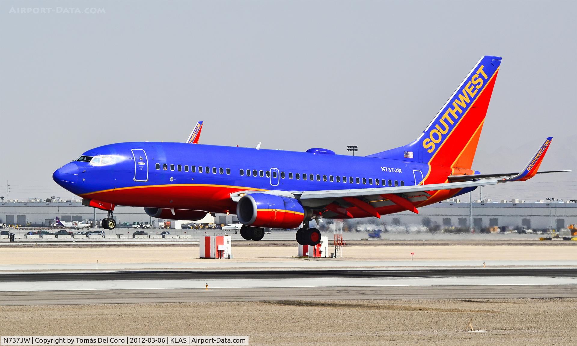 N737JW, 1999 Boeing 737-7H4 C/N 27869, N737JW Southwest Airlines 1999 Boeing 737-7H4 C/N 27869

- Las Vegas - McCarran International (LAS / KLAS)
USA - Nevada, March 6, 2012
Photo: Tomás Del Coro
