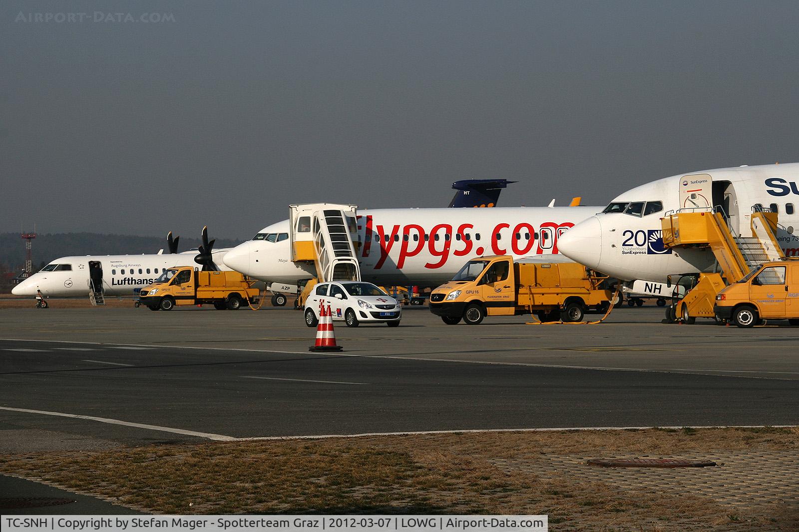 TC-SNH, 2005 Boeing 737-8FH C/N 30826, Airport feeling @GRZ
