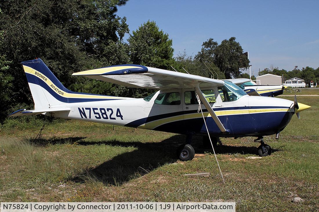 N75824, 1976 Cessna 172N C/N 17267981, Mostly used for aerial advertising.
