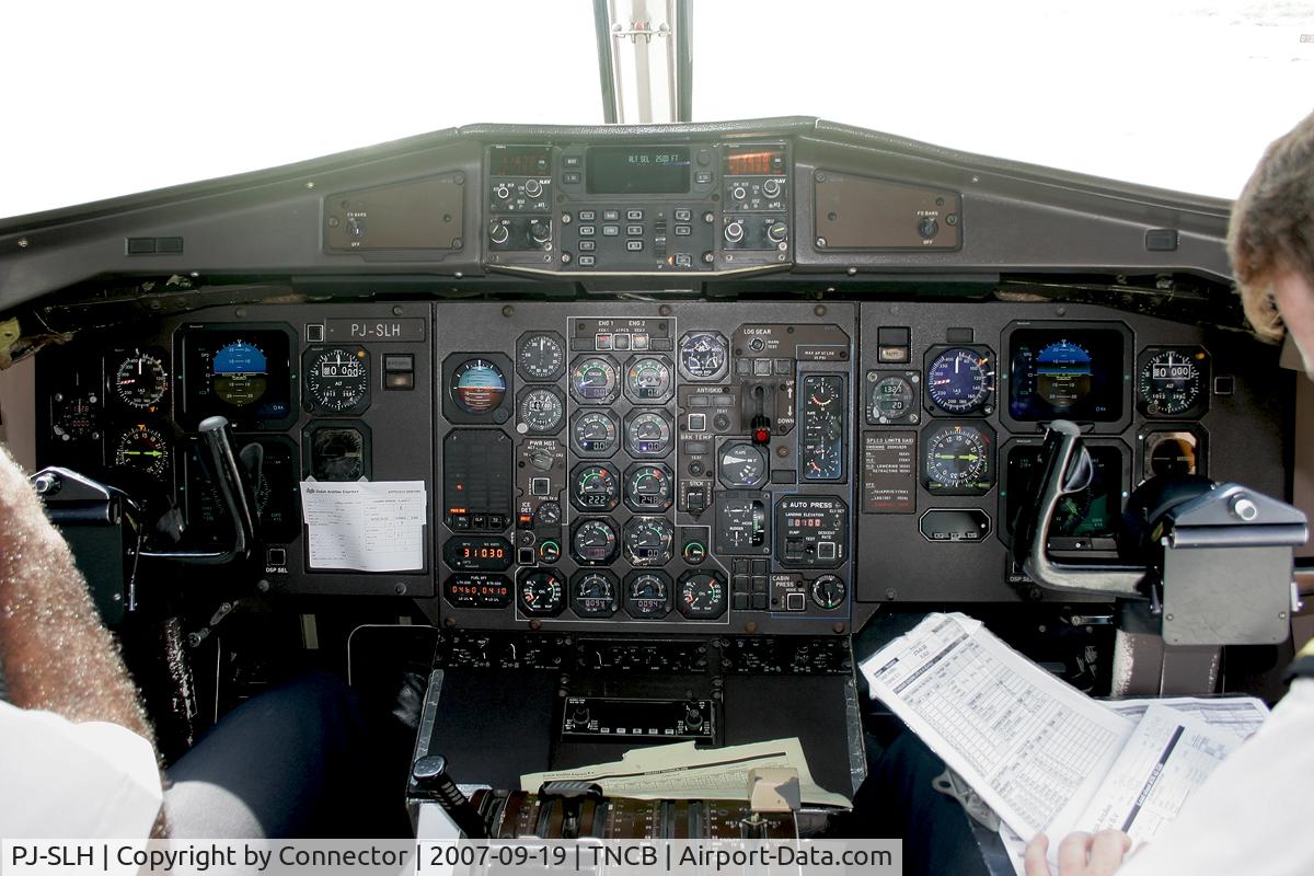 PJ-SLH, 1988 ATR 42-320 C/N 090, A quick peek in the cockpit after our flight from Curacao.