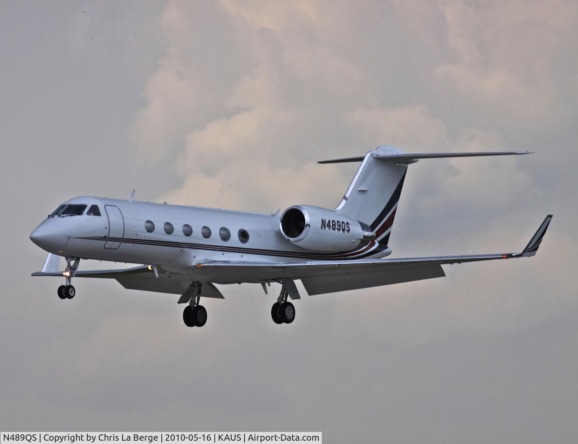 N489QS, 1999 Gulfstream Aerospace G-IV C/N 1389, On finel in to Austin