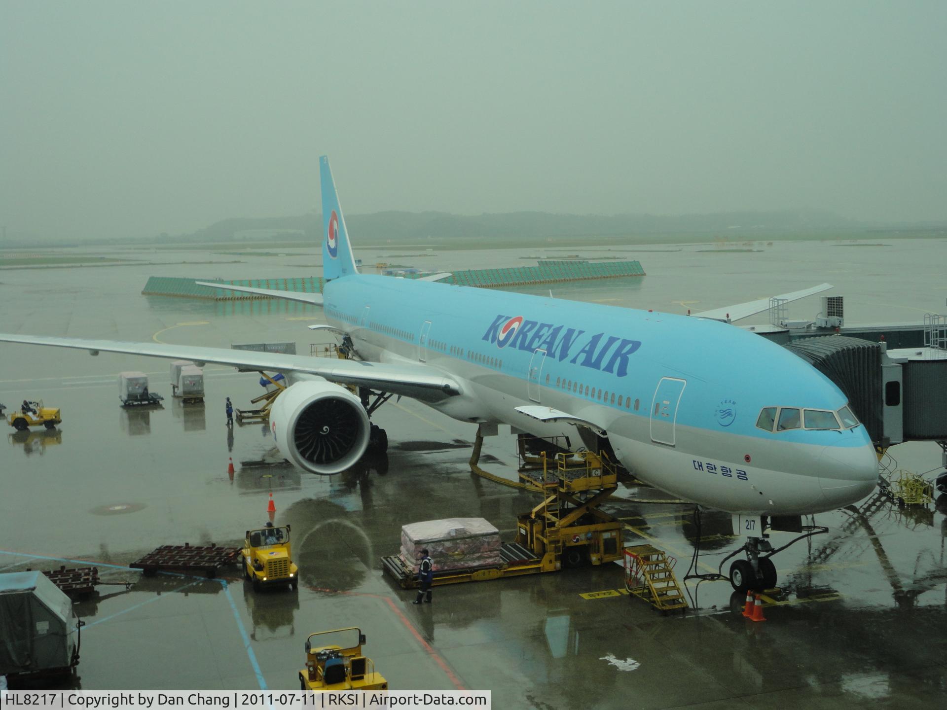 HL8217, 2011 Boeing 777-3B5/ER C/N 37648, Preparing for departure as KE0023 to SFO.