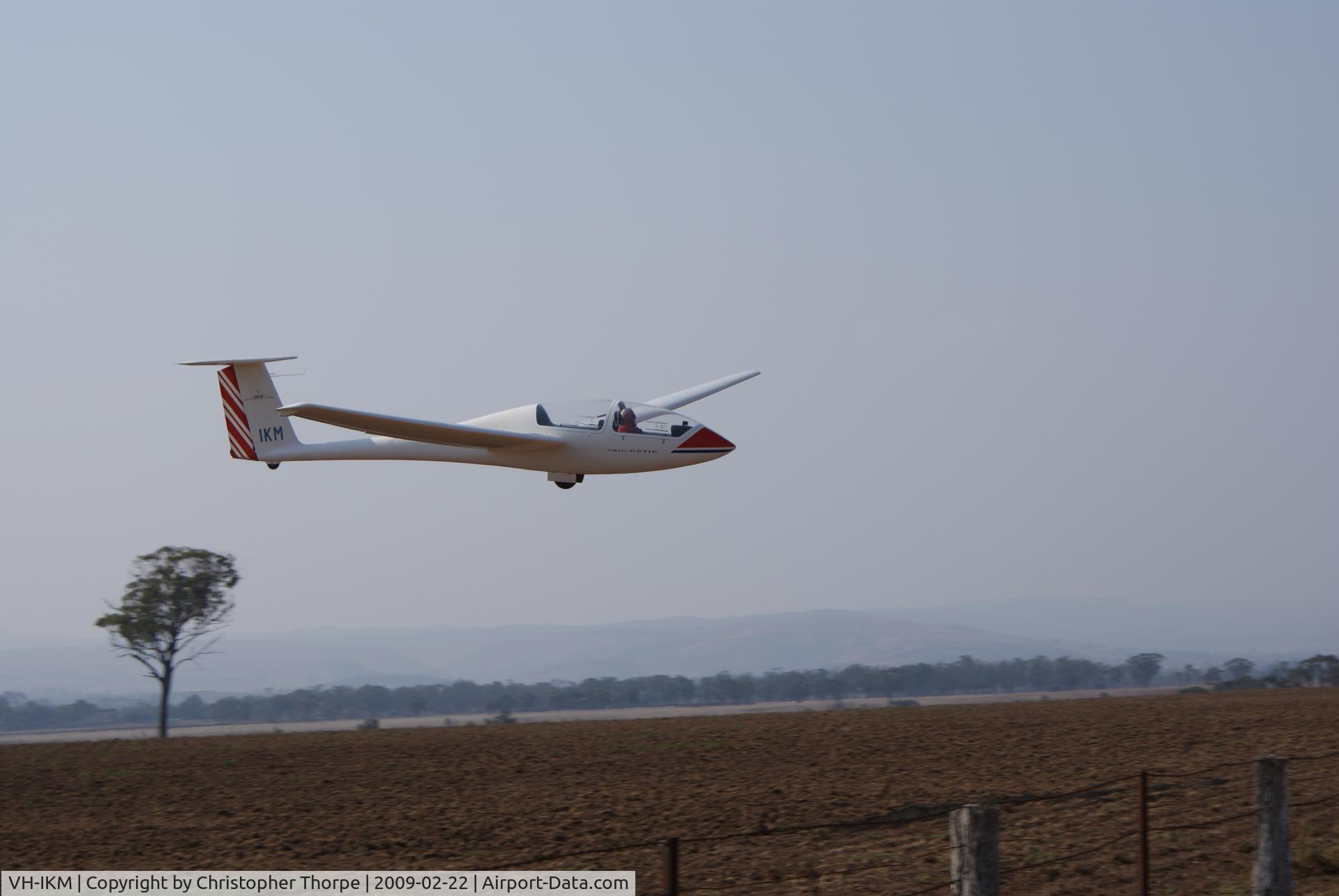 VH-IKM, 1977 Grob TWIN ASTIR C/N 3038, VH-IKM on approach at Bacchus Marsh Vic aerodrome.