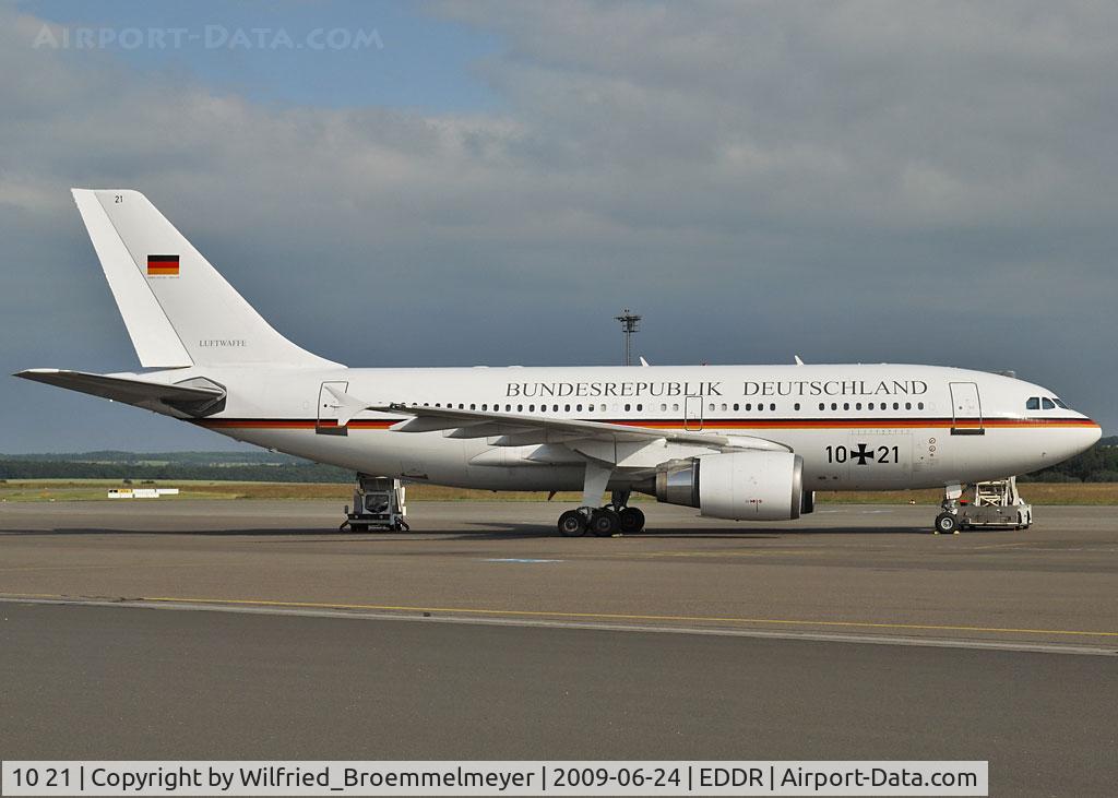 10 21, 1989 Airbus A310-304 C/N 498, Waiting on apron.