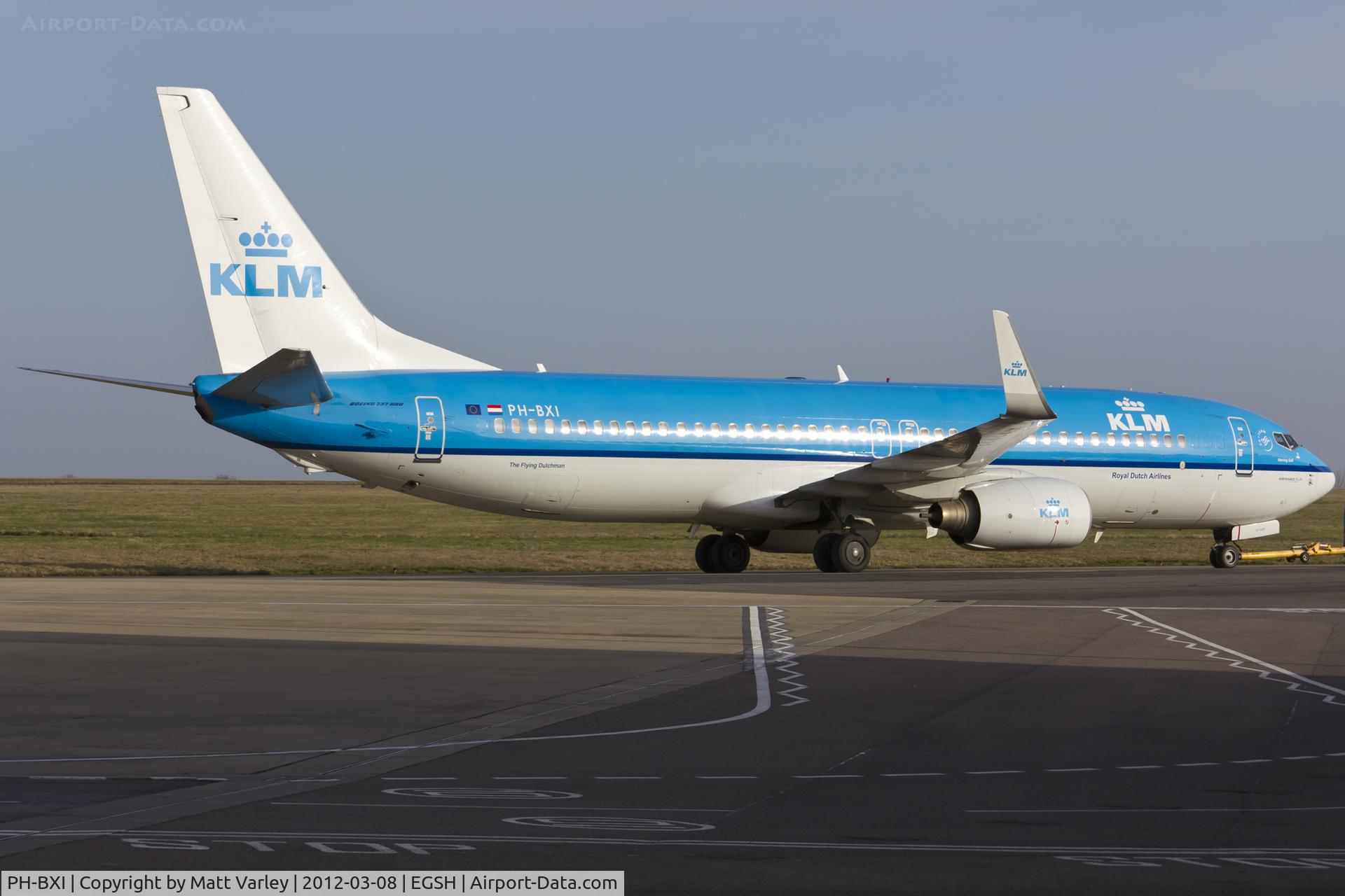 PH-BXI, 2000 Boeing 737-8K2 C/N 30358, Being towed to KLM Engineering.