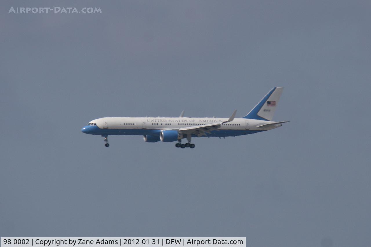 98-0002, 1998 Boeing C-32A (757-200) C/N 29026, Vice President Joe Biden arrives at DFW Airport on Air Force Two