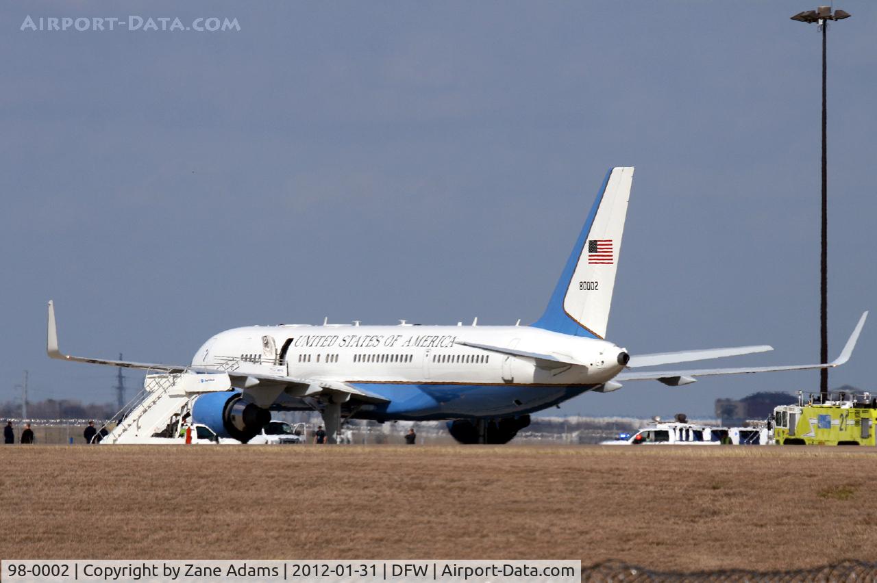 98-0002, 1998 Boeing C-32A (757-200) C/N 29026, Vice President Joe Biden arrives at DFW Airport on Air Force Two