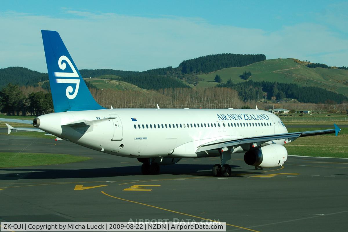 ZK-OJI, 2004 Airbus A320-232 C/N 2297, At Dunedin
