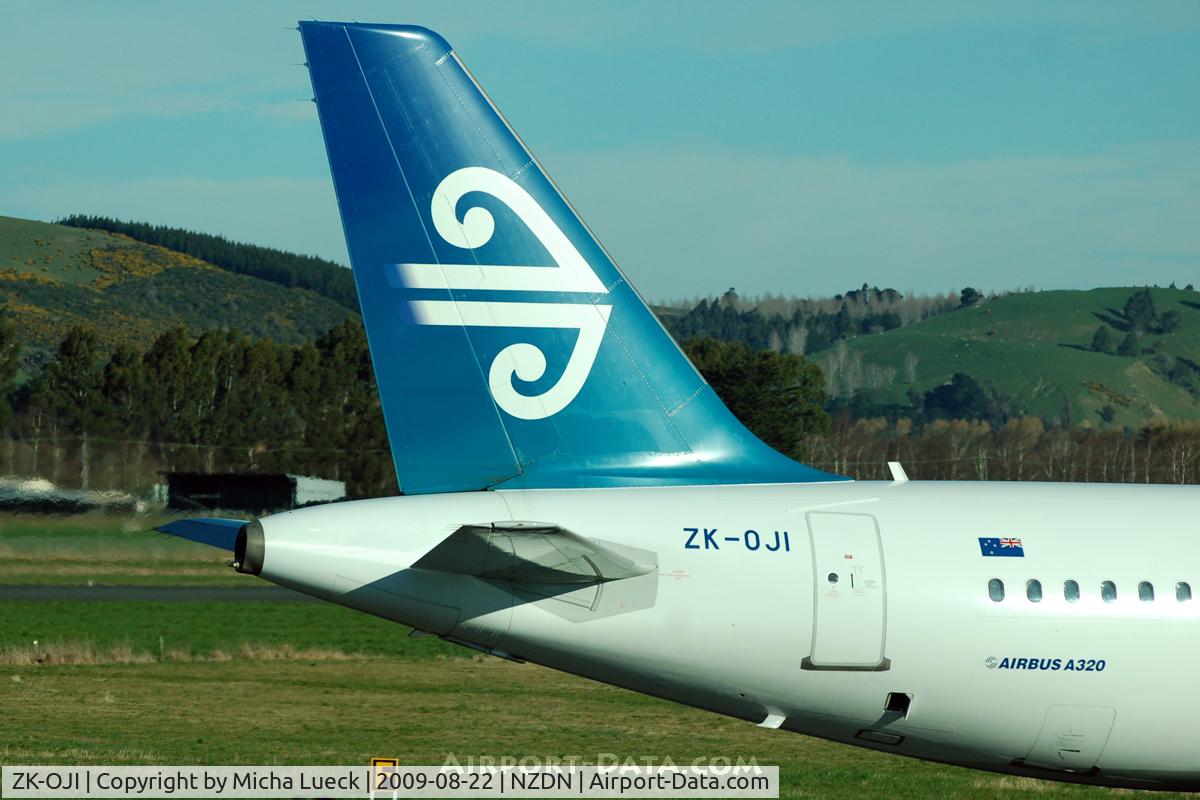 ZK-OJI, 2004 Airbus A320-232 C/N 2297, At Dunedin