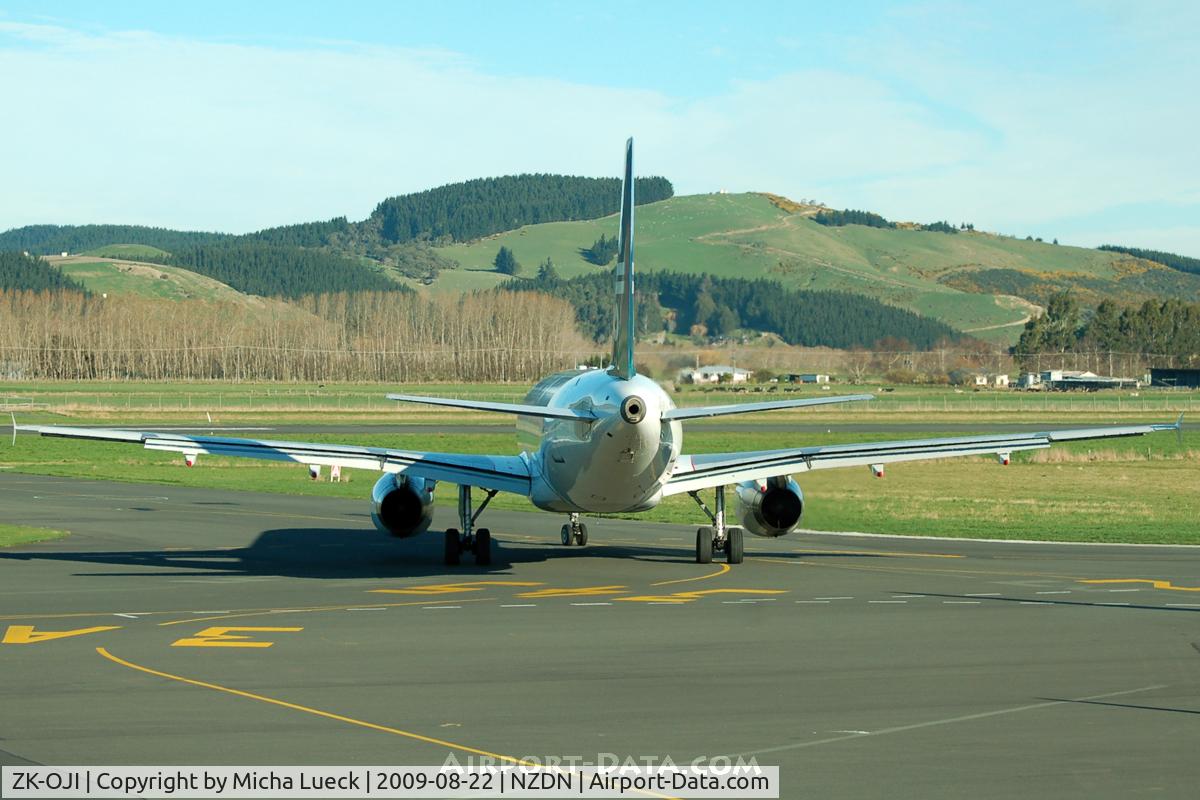 ZK-OJI, 2004 Airbus A320-232 C/N 2297, At Dunedin