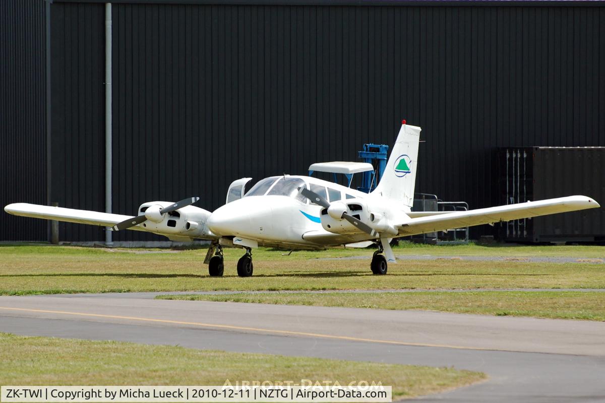 ZK-TWI, Piper PA-34-200 C/N 34-7250281, At Tauranga