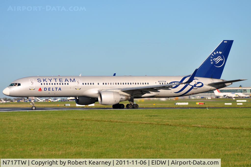 N717TW, 1999 Boeing 757-231 C/N 28485, Lining up r/w 28