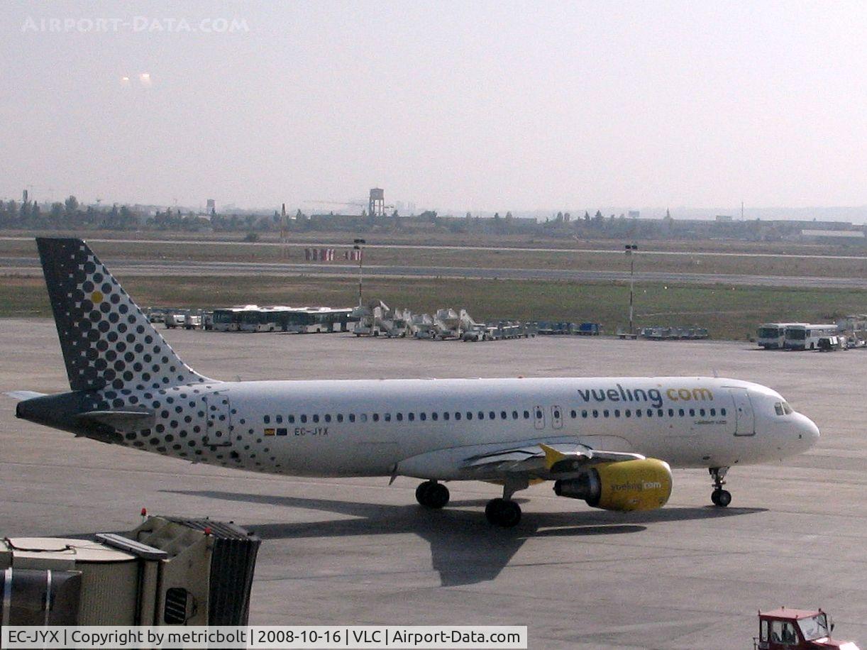 EC-JYX, 2006 Airbus A320-214 C/N 2962, Vueling A320 departure
