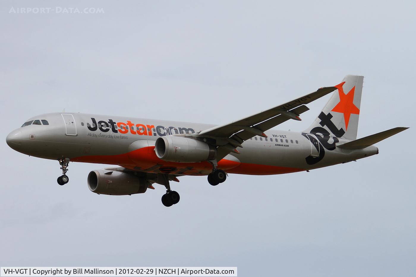 VH-VGT, 2009 Airbus A320-232 C/N 4178, finals to 02
