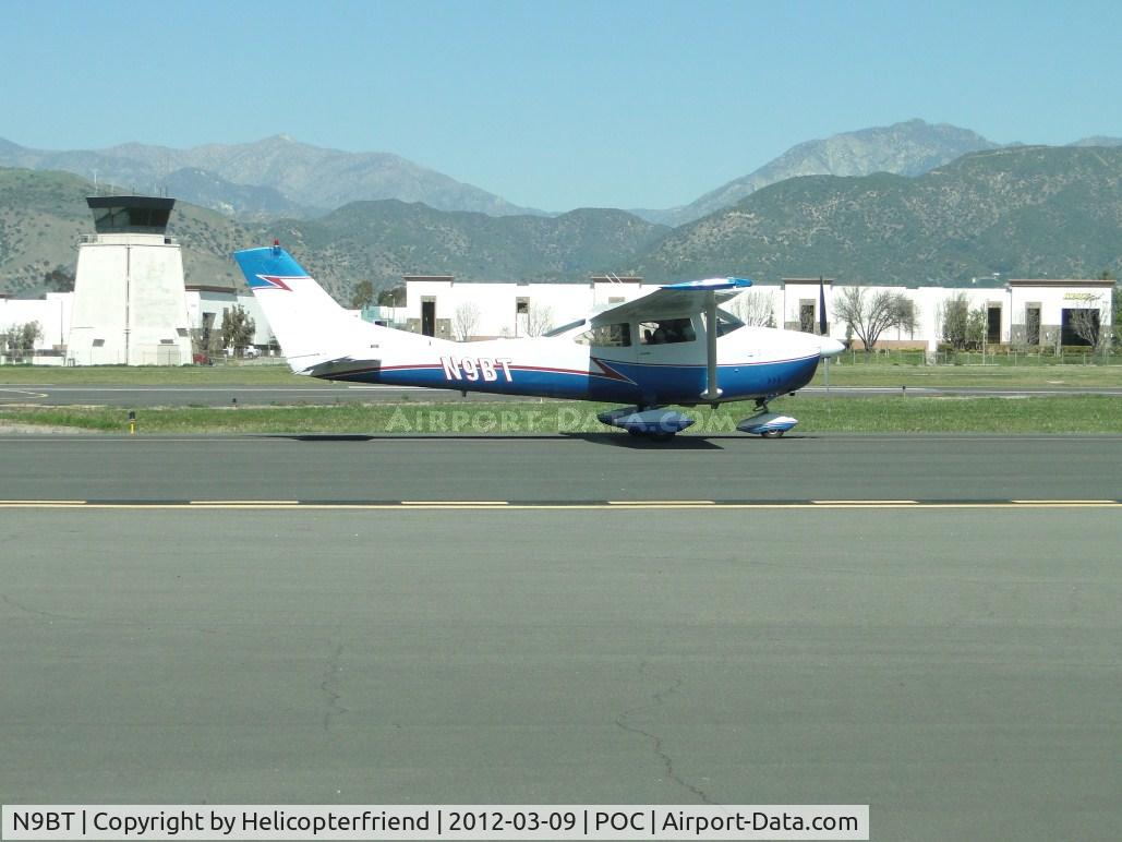 N9BT, 1964 Cessna 182G Skylane C/N 18255639, Taxiing to runway 26