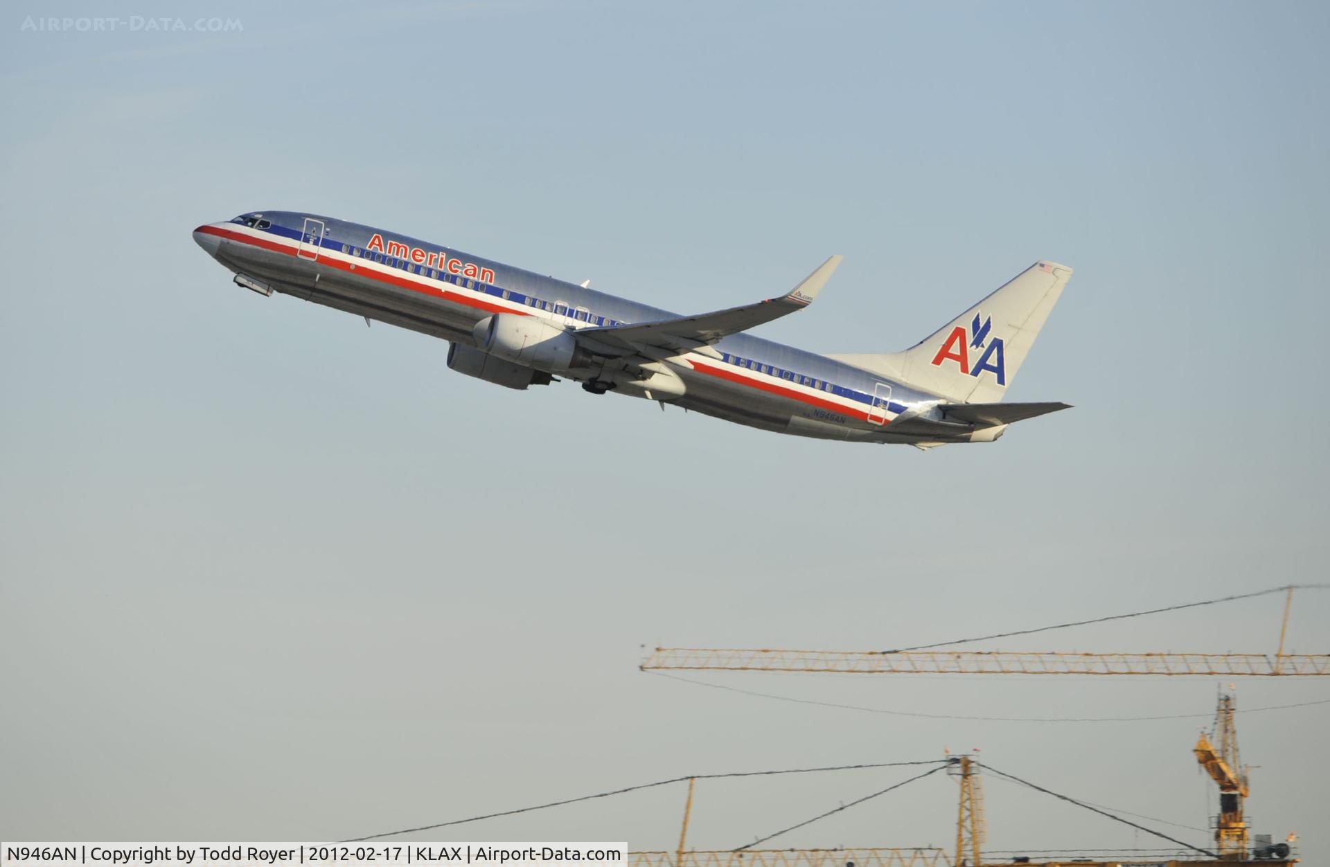 N946AN, 2000 Boeing 737-823 C/N 30600, Departing LAX on 25R