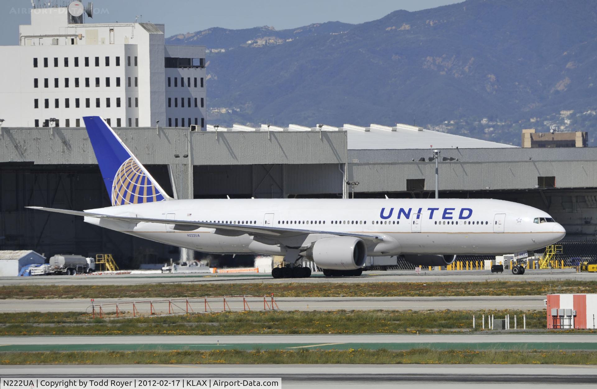 N222UA, 2001 Boeing 777-222 C/N 30553, Taxiing to gate