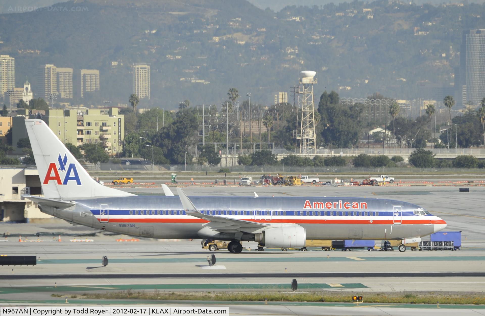 N967AN, 2001 Boeing 737-823 C/N 29545, Taxiing to gate