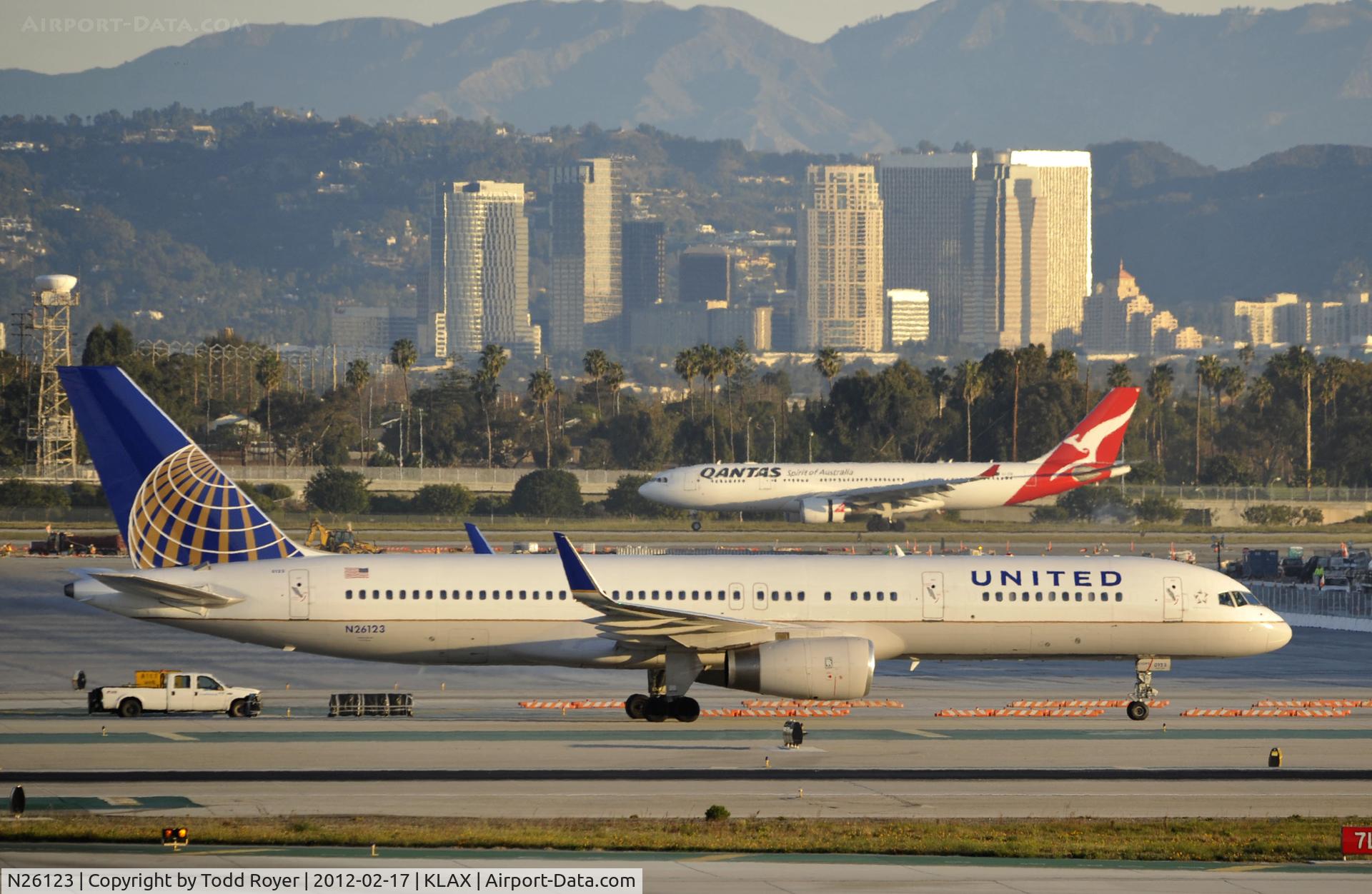 N26123, 1997 Boeing 757-224 C/N 28966, Taxiing to gate