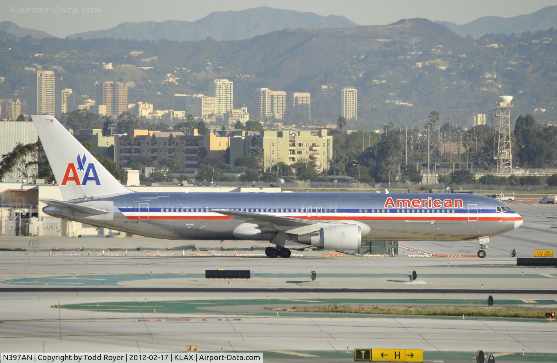 N397AN, 1999 Boeing 767-323/ER C/N 29604, Taxiing to gate