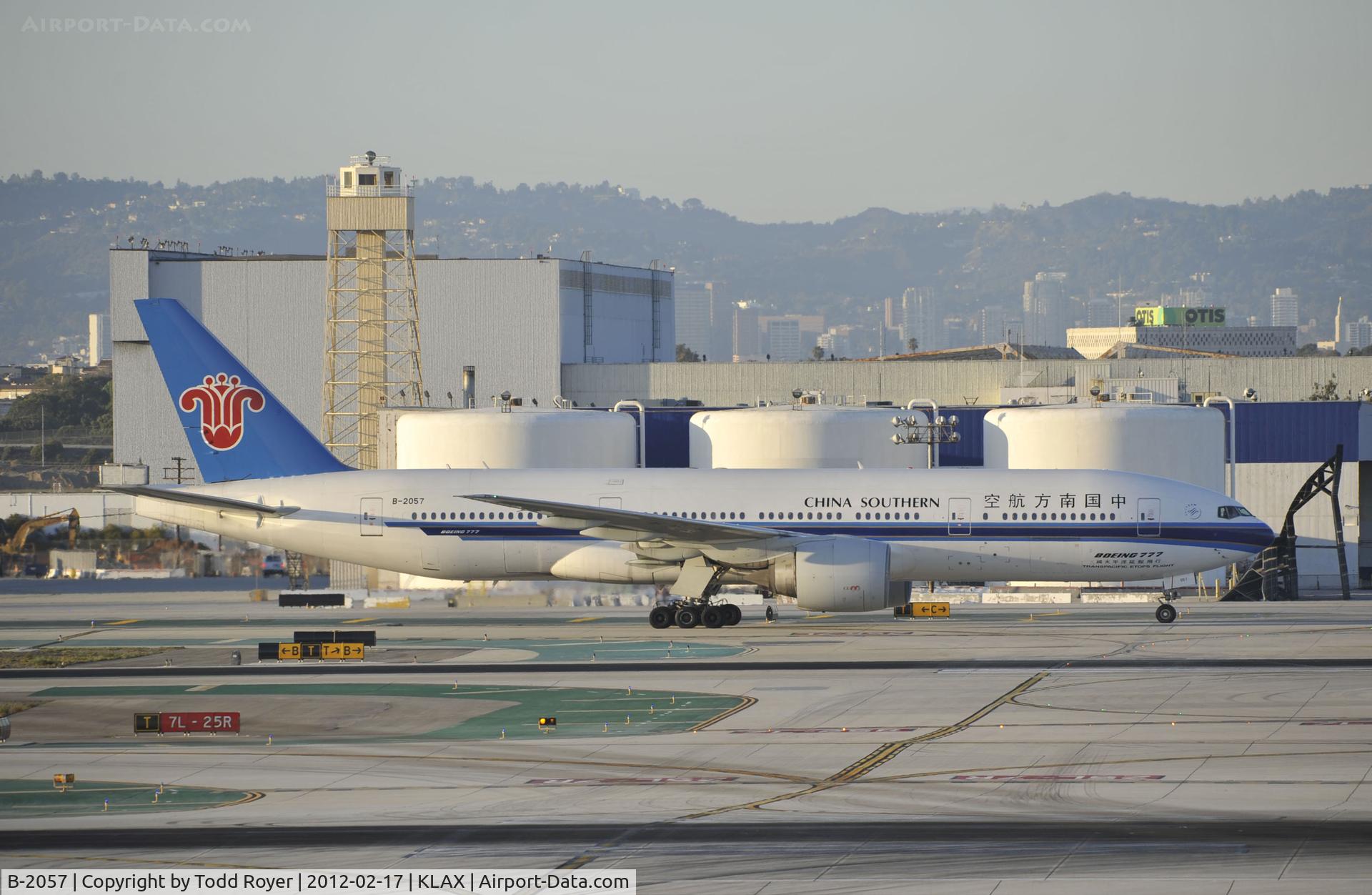 B-2057, 1998 Boeing 777-21B/ER C/N 27604, Taxiing to gate