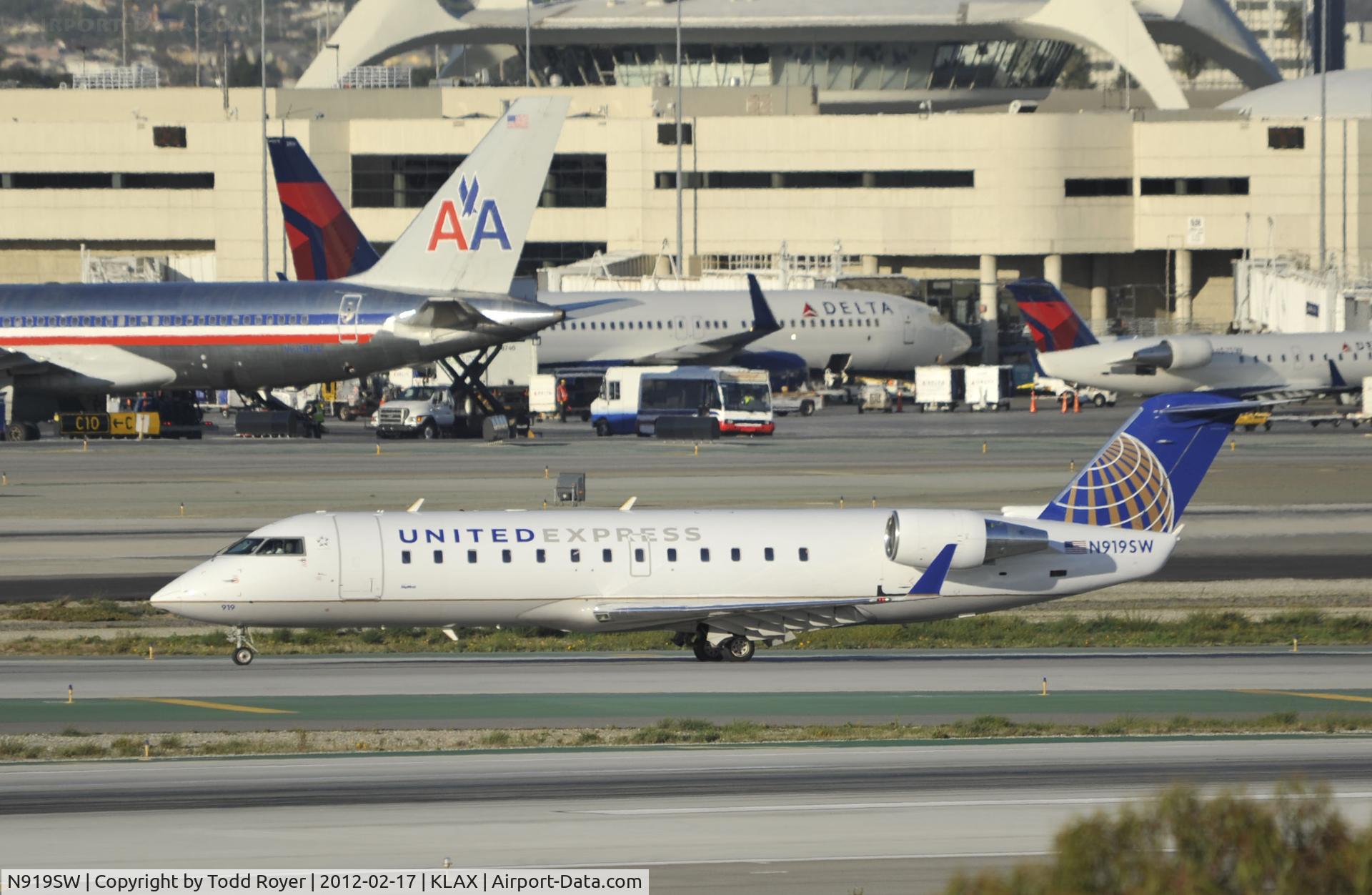 N919SW, 2002 Bombardier CRJ-200LR (CL-600-2B19) C/N 7657, Taxiing to gate