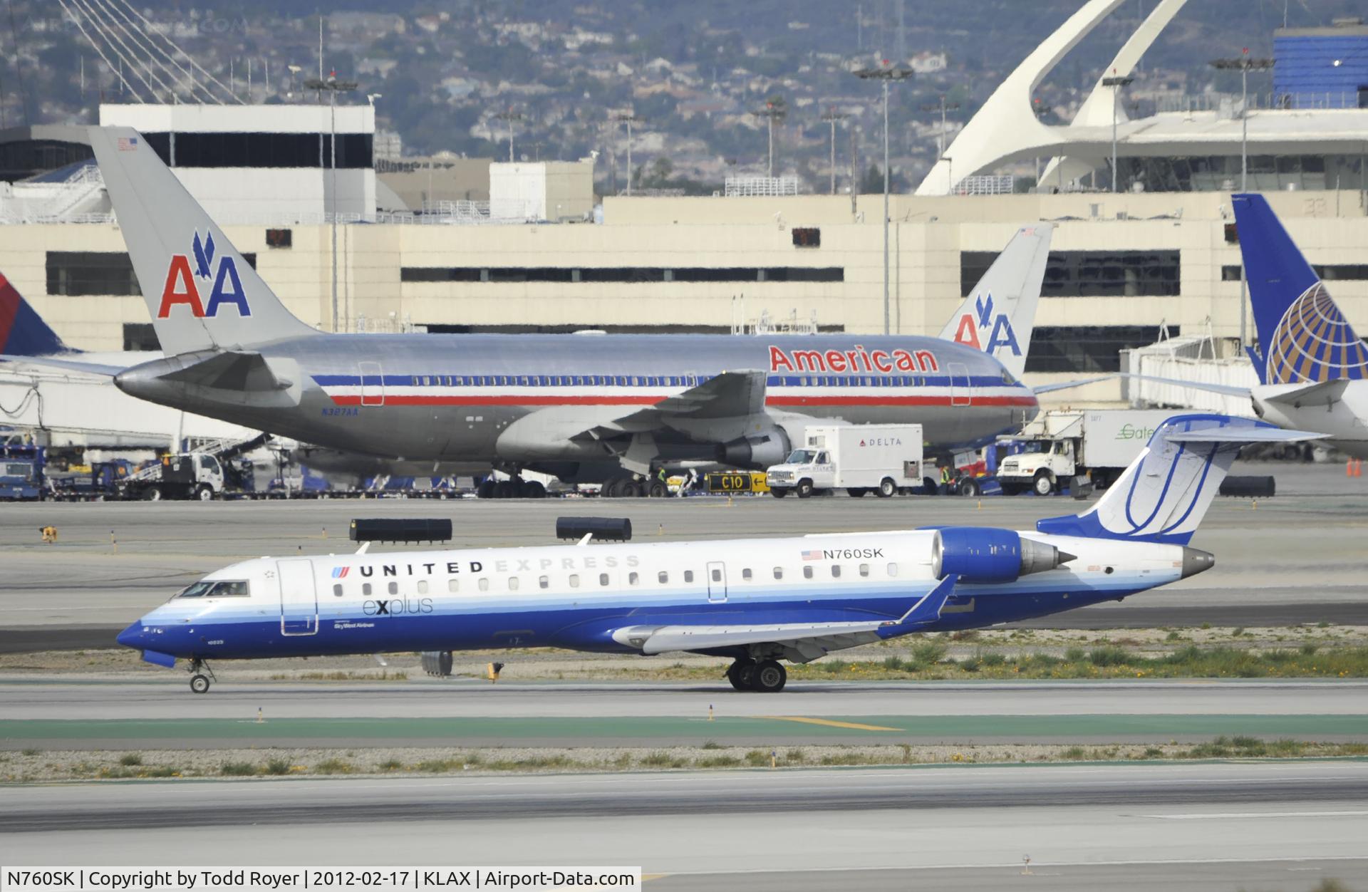 N760SK, 2005 Bombardier CRJ-701ER (CL-600-2C10) Regional Jet C/N 10223, taxiing to gate