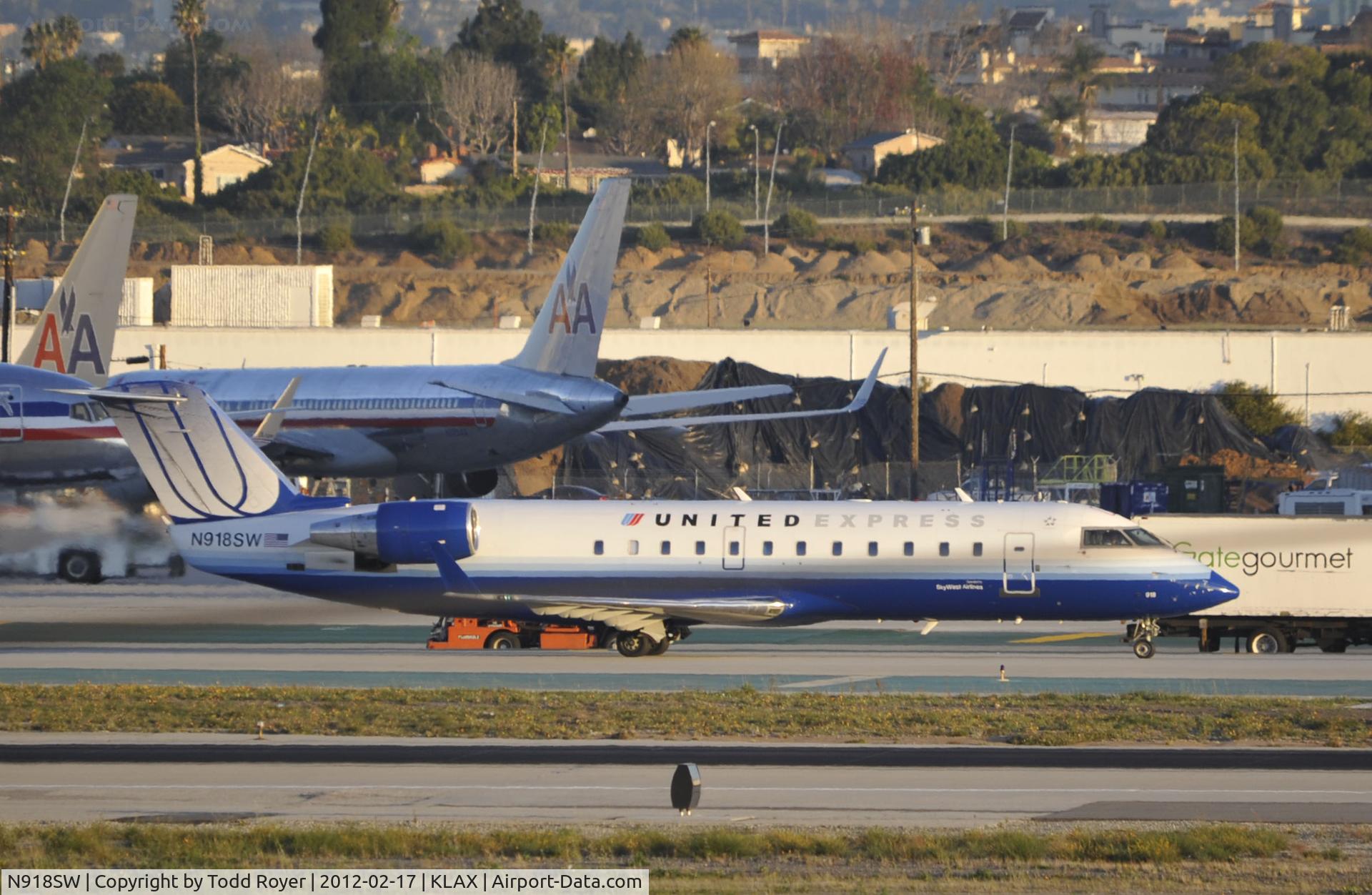 N918SW, 2002 Bombardier CRJ-200LR (CL-600-2B19) C/N 7645, taxiing to gate