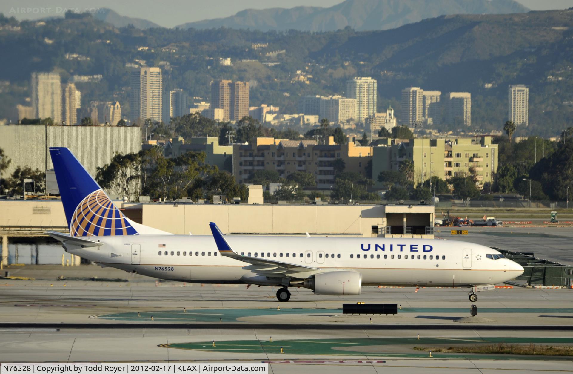 N76528, 2010 Boeing 737-824 C/N 31663, taxiing to gate