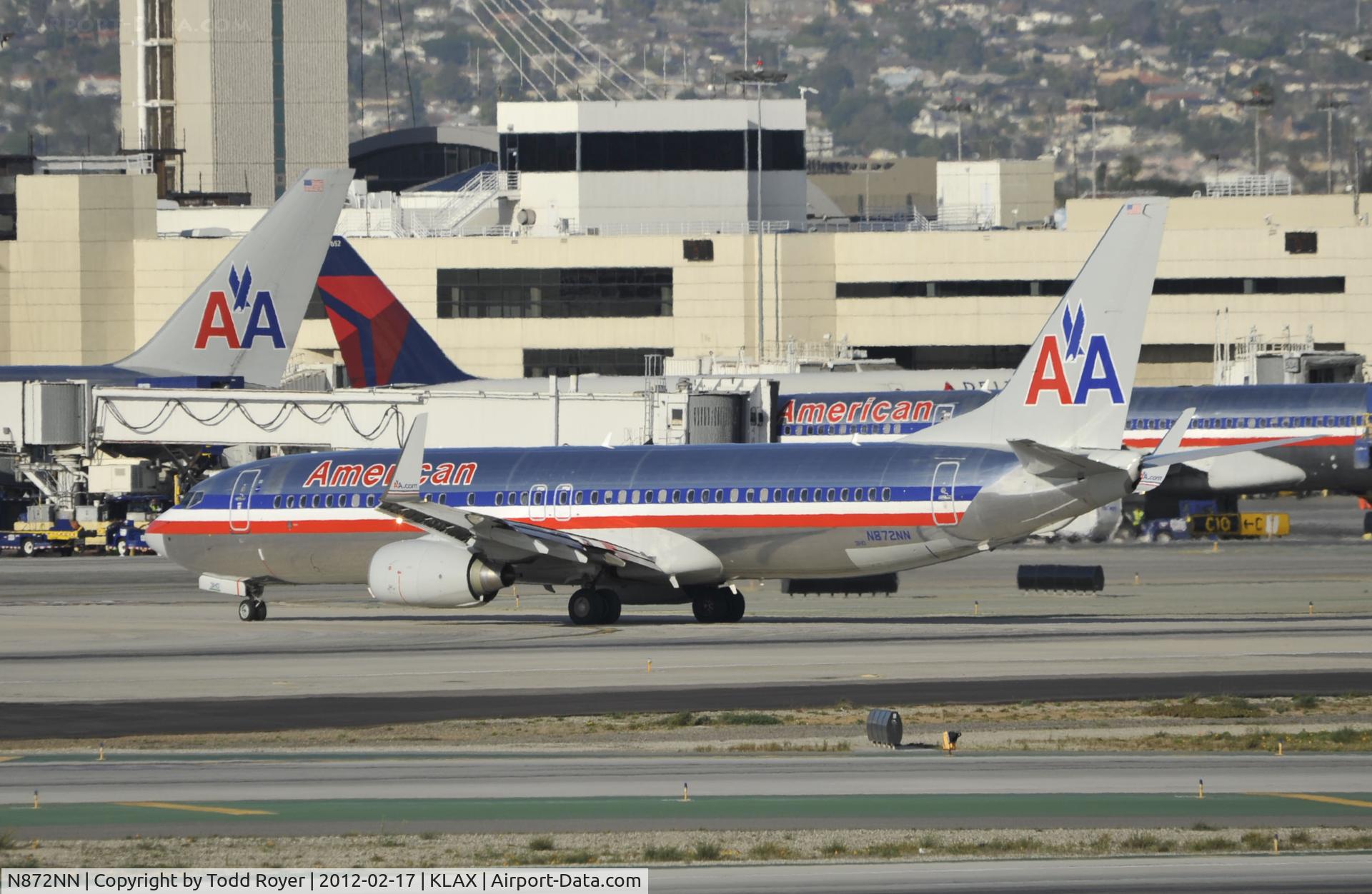 N872NN, 2011 Boeing 737-823 C/N 33219, Taxiing to gate