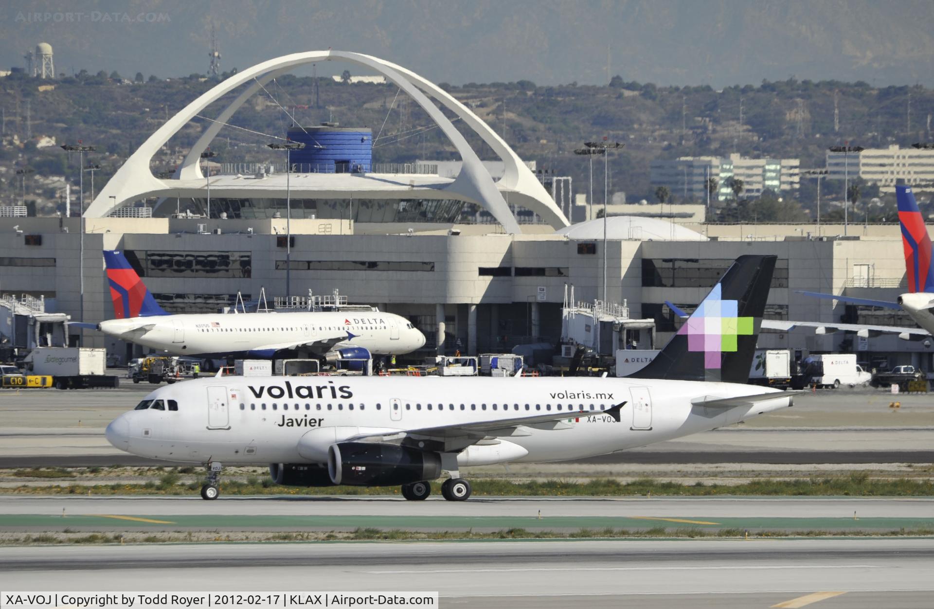 XA-VOJ, 2007 Airbus A319-133 C/N 3279, taxiing to gate