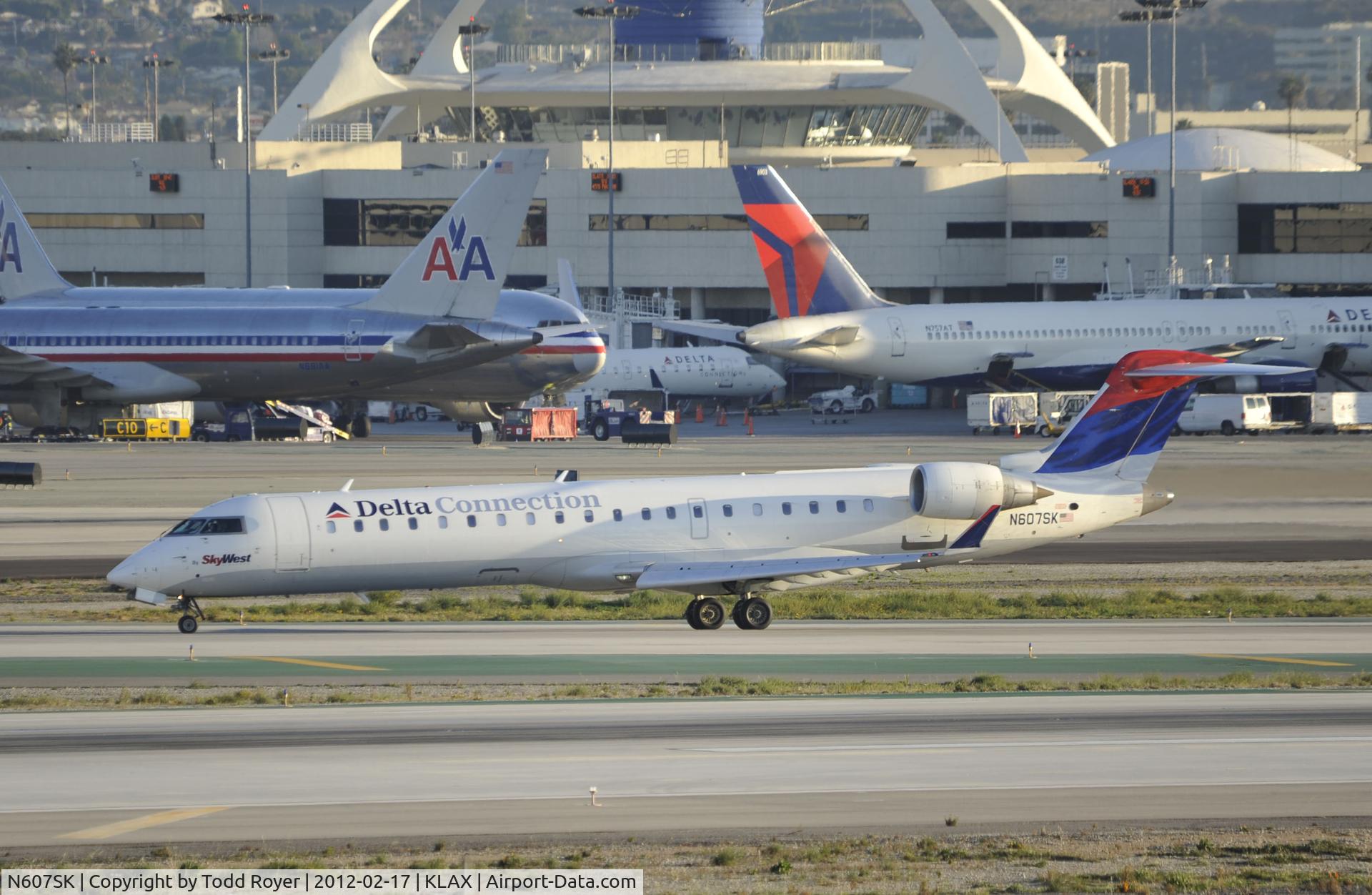 N607SK, 2006 Bombardier CRJ-702 (CL-600-2C10) Regional Jet C/N 10251, Taxiing to gate